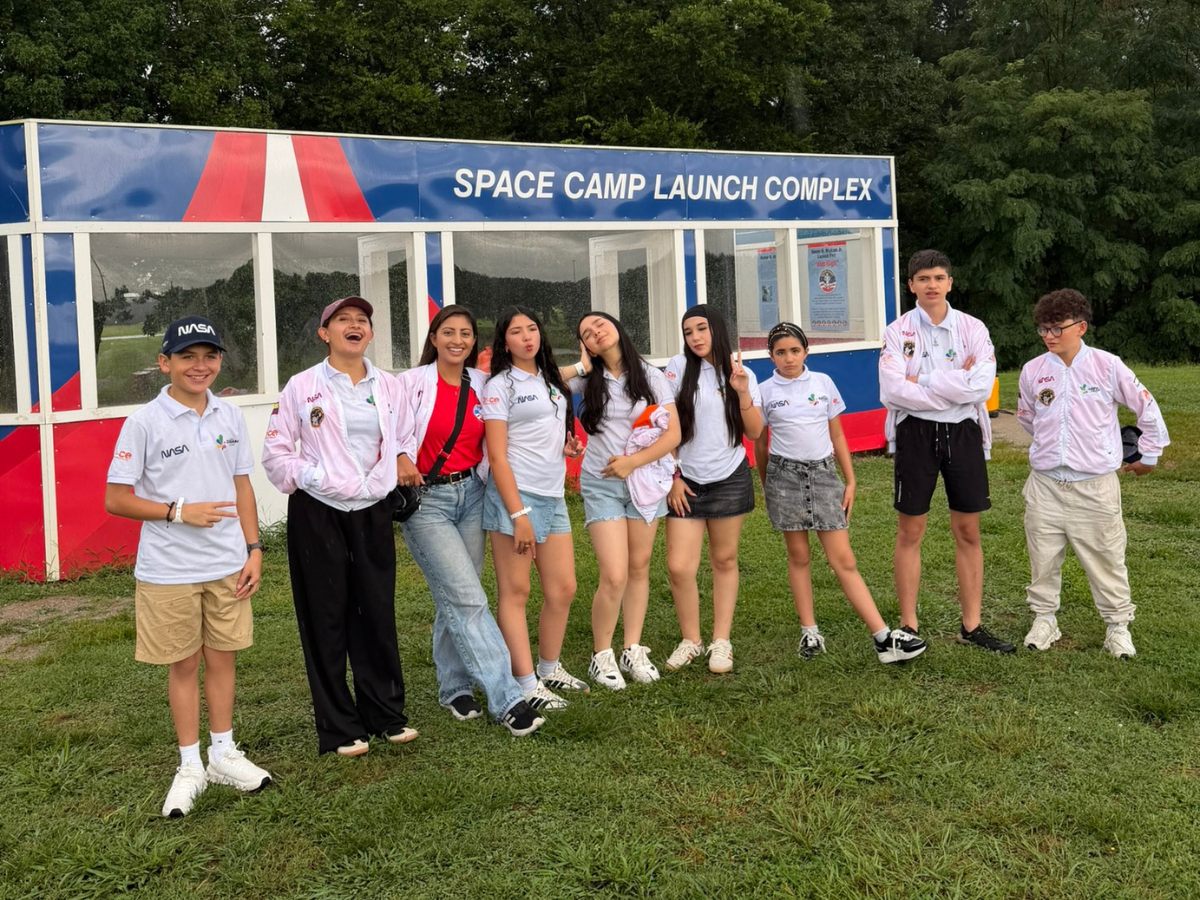 Grupo de la Tripulación Dream STEAM frente al Space Camp Launch Complex