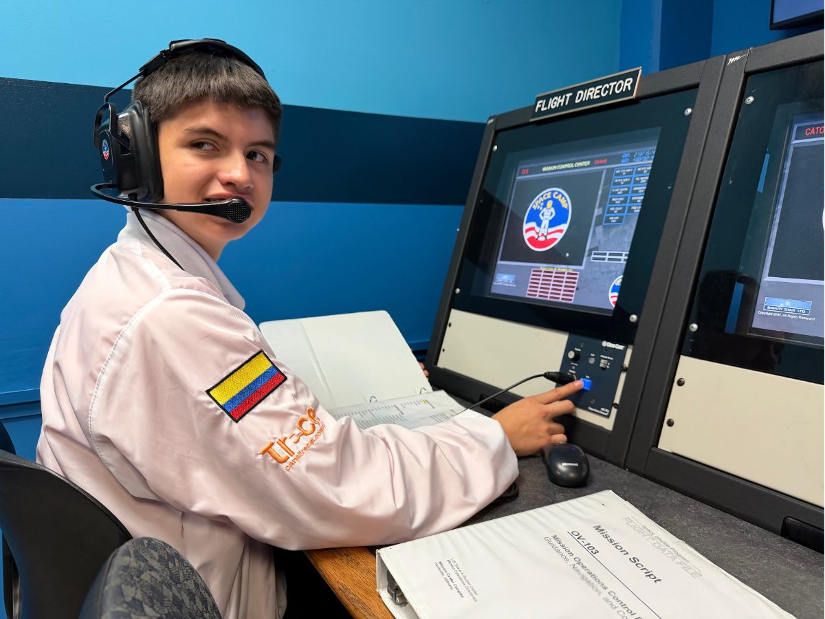Tripulante con diadema de comunicaciones en la consola Flight Director del Mission Control